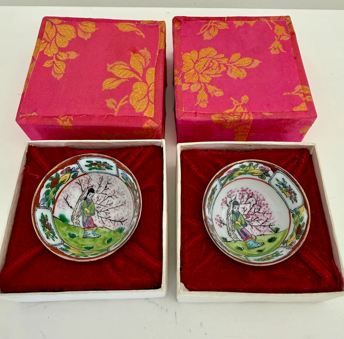 Par de taças chinesas em miniatura, porcelana casca de ovo famille rose, com caixas