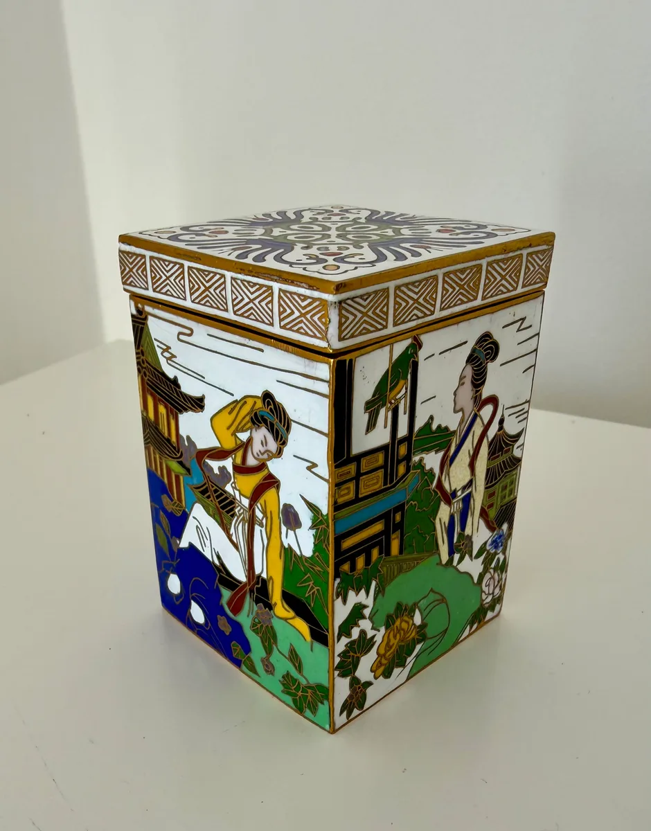 Caixa chinesa de chá em cloisonné, fundo branco com dama em paisagem de jardim