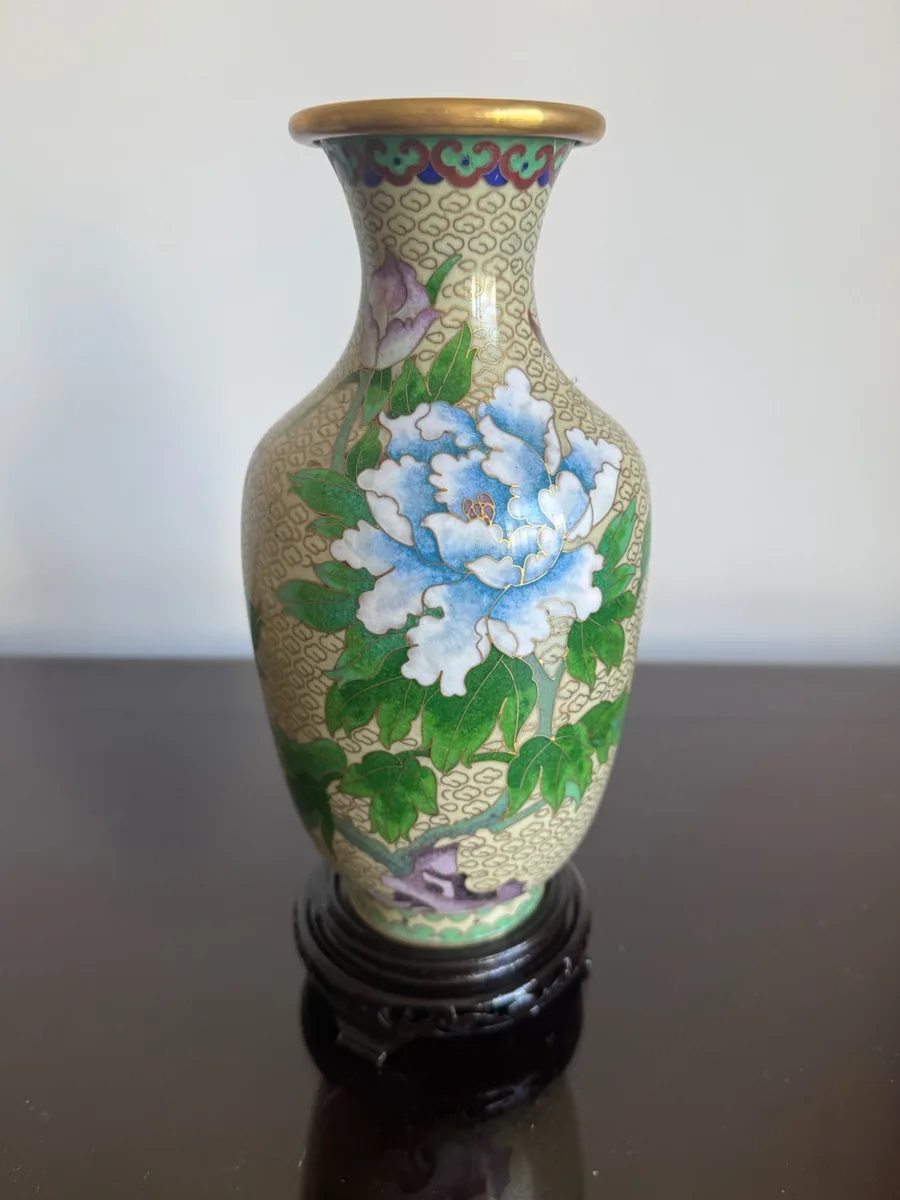 Jarra chinesa balaustre em cloisonné de fundo amarelo, peónias, 27 cm, com base