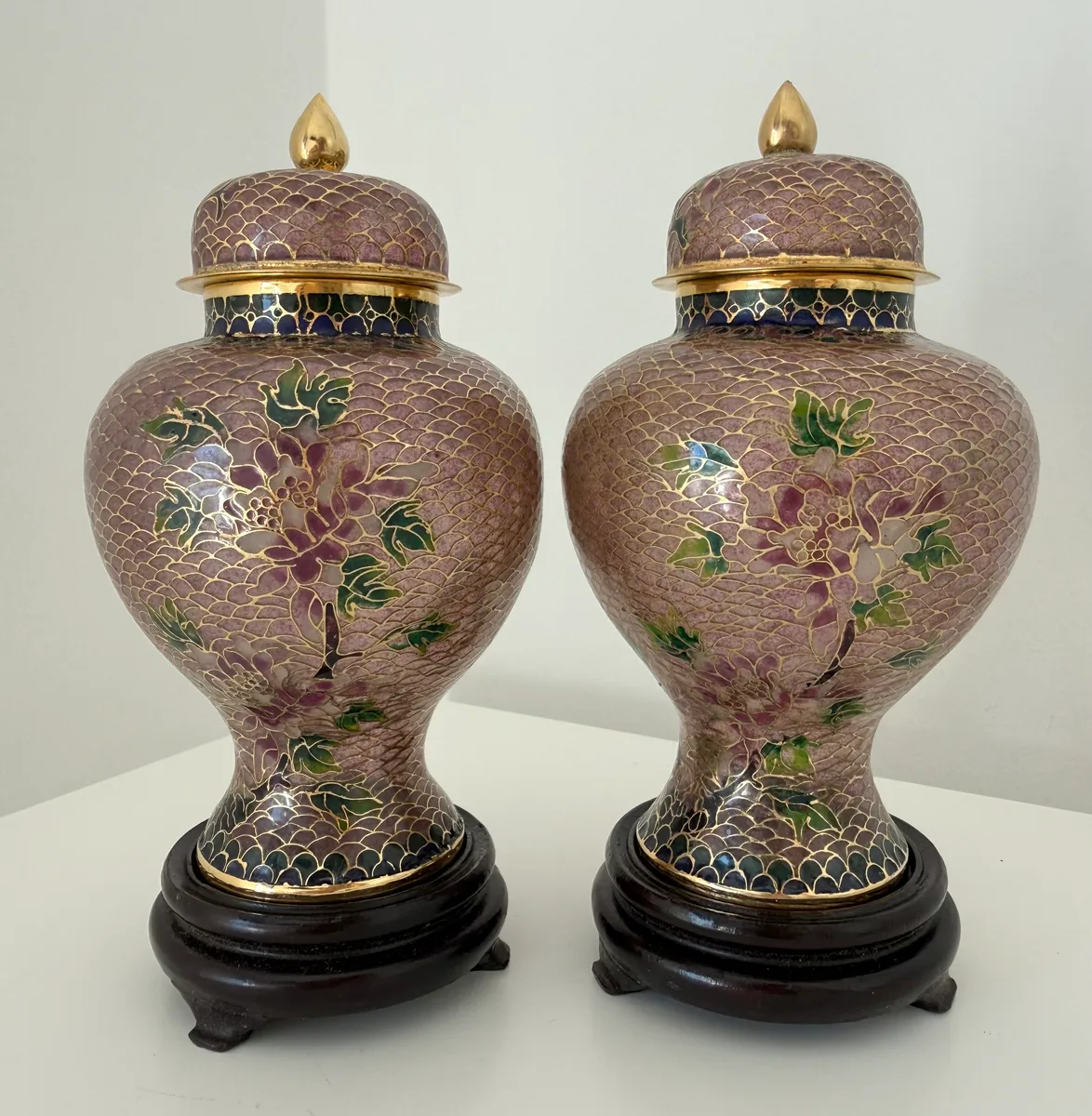 Par de potes chineses com tampa em cloisonné plique-à-jour, rosa com peónias, 18 cm