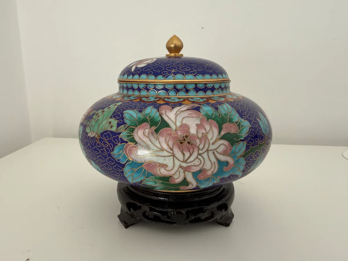 Pote chinês de gengibre com tampa em cloisonné de fundo azul, peónias, 13 cm