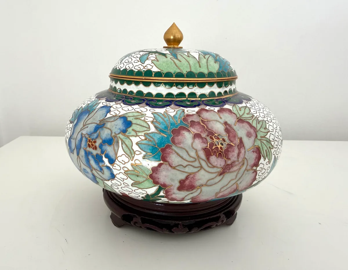 Pote chinês de gengibre com tampa em cloisonné de fundo branco, peónias, 13 cm