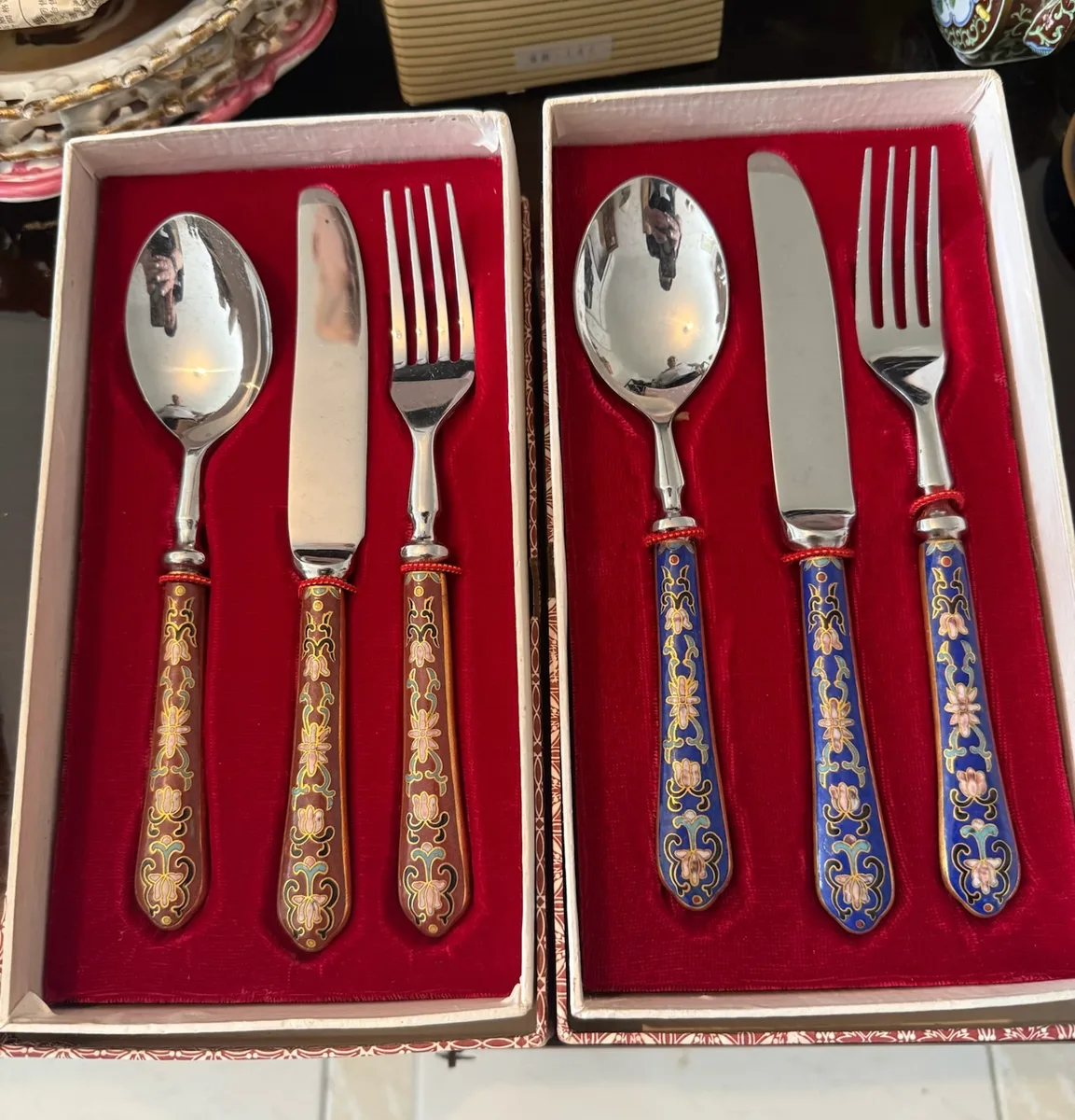 Talheres chineses com cabos em cloisonné, doze serviços completos, por usar
