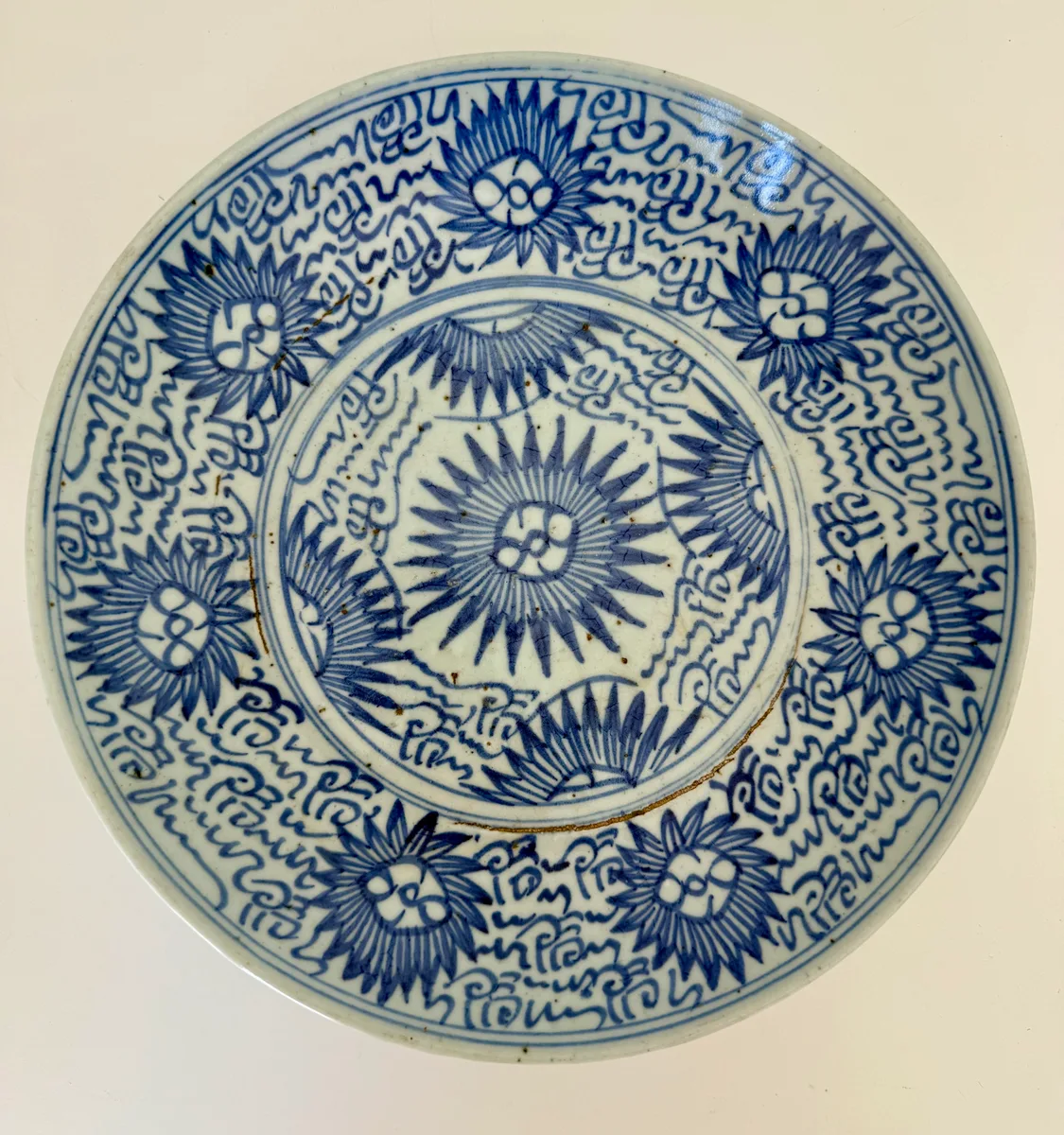 Prato chinês em porcelana azul e branca, padrão crisântemo, dinastia Qing, 25 cm