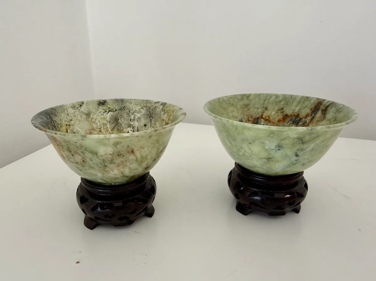 Taça chinesa em serpentina entalhada, sobre base vazada em madeira dura
