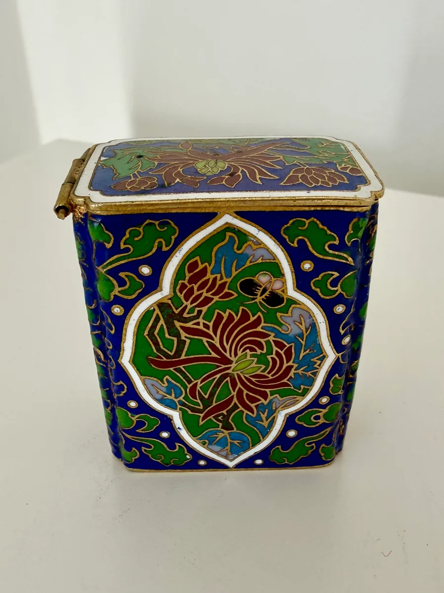 Pequena caixa chinesa em cloisonné com crisântemos, no estojo de seda