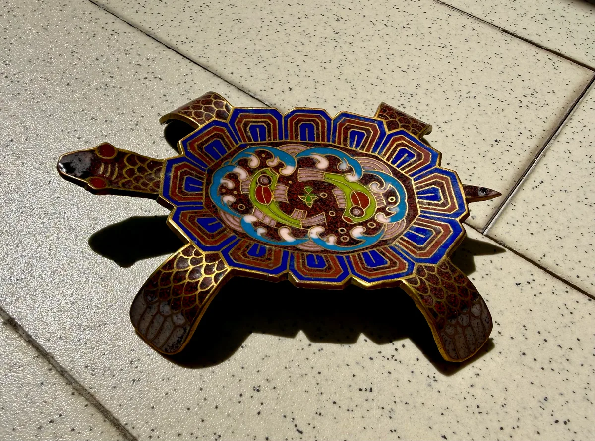 Travessa chinesa em cloisonné em forma de tartaruga, medalhão com ave e ondas