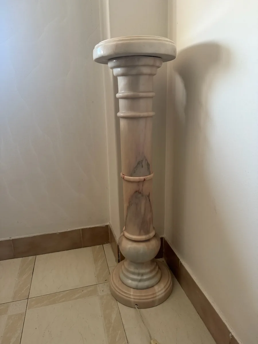 Coluna-pedestal em mármore rosa de Portugal, com luz interior, cerca de 100 cm
