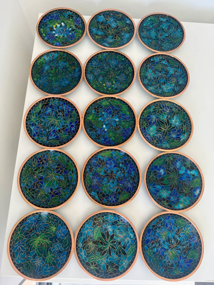 Conjunto de dez pratos chineses em cloisonné, motivos florais