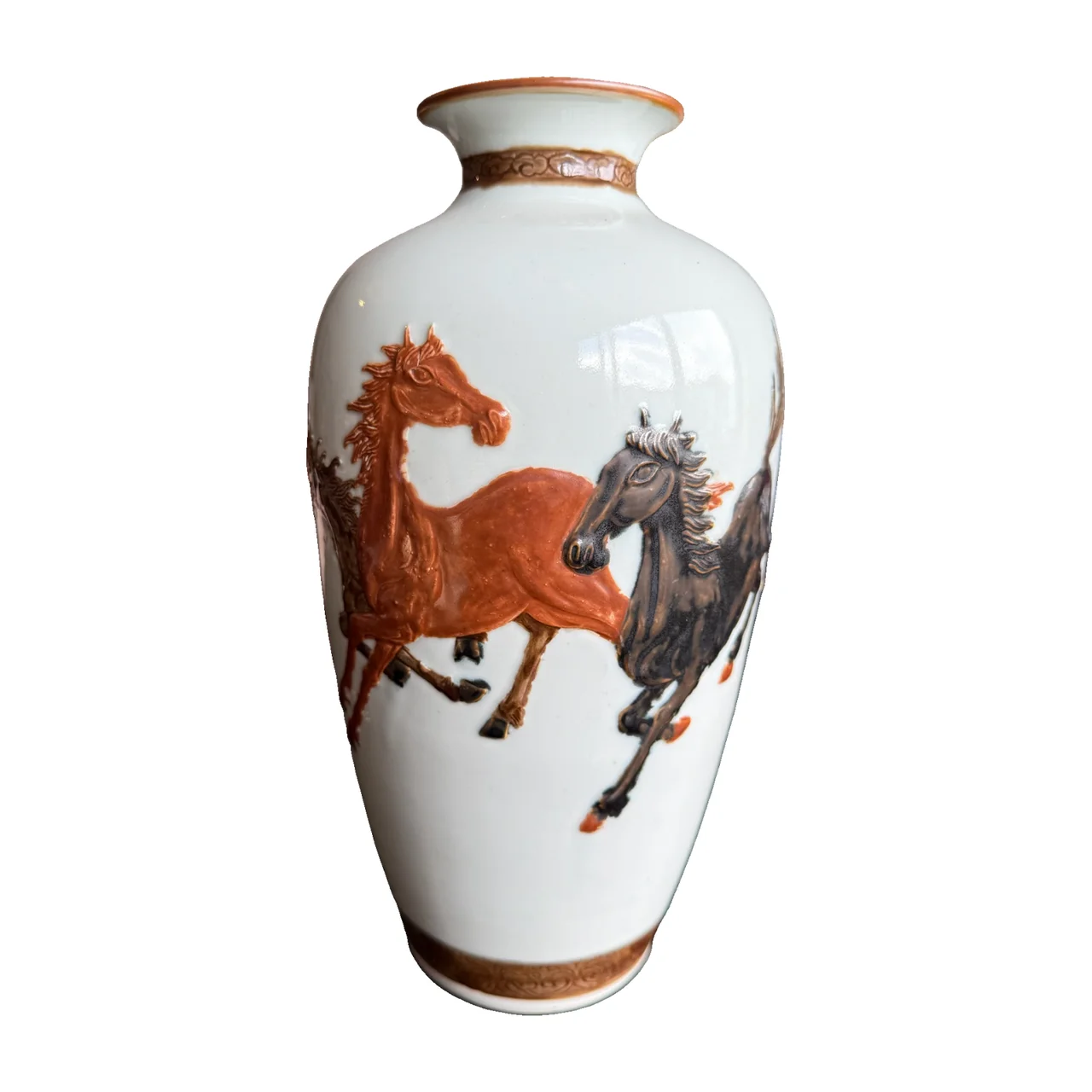 Jarra chinesa em porcelana com cavalos a galope em relevo, 32 cm