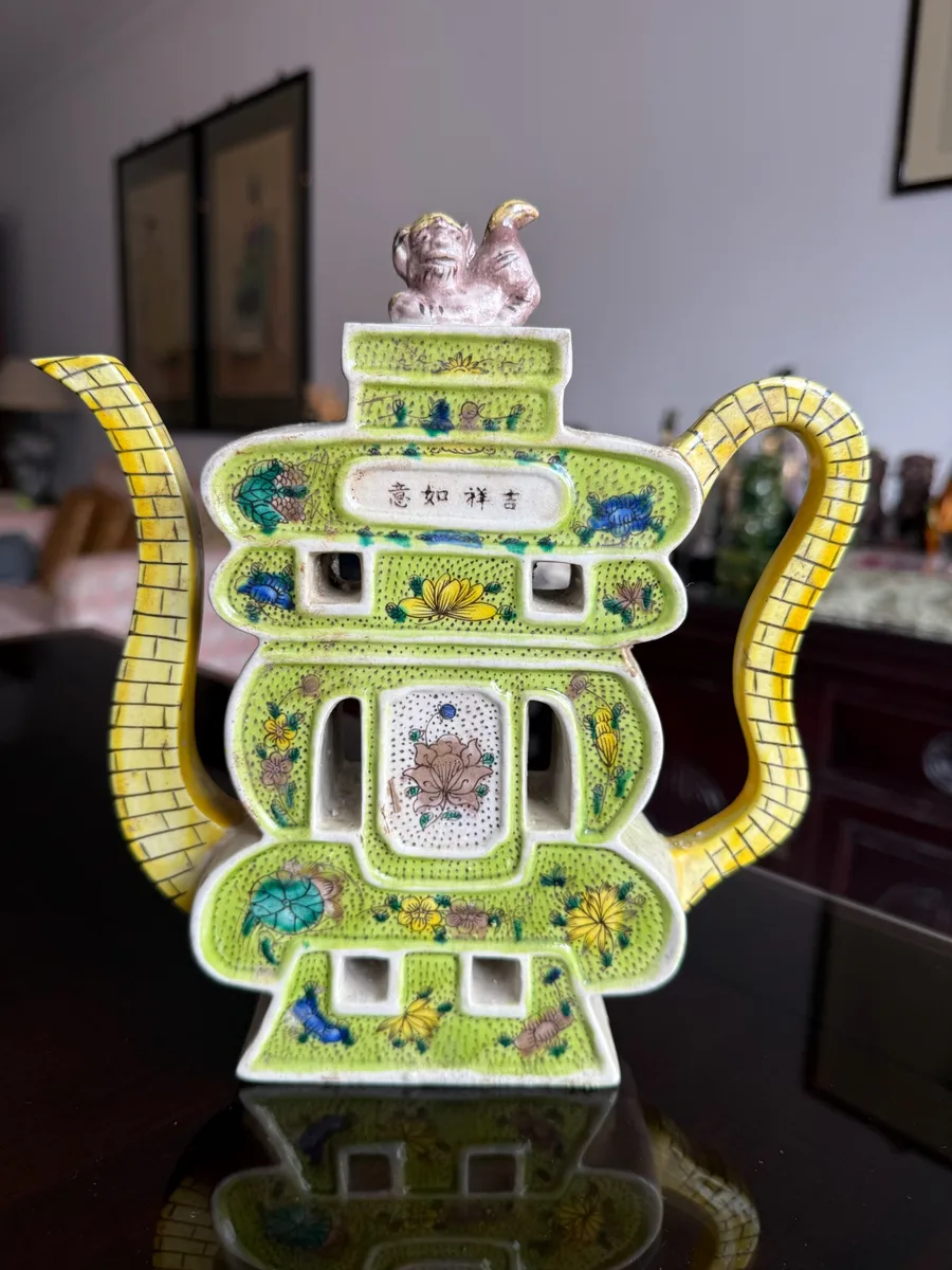 Jarro chinês em porcelana famille verte com figuras, tampa com cão de Fo