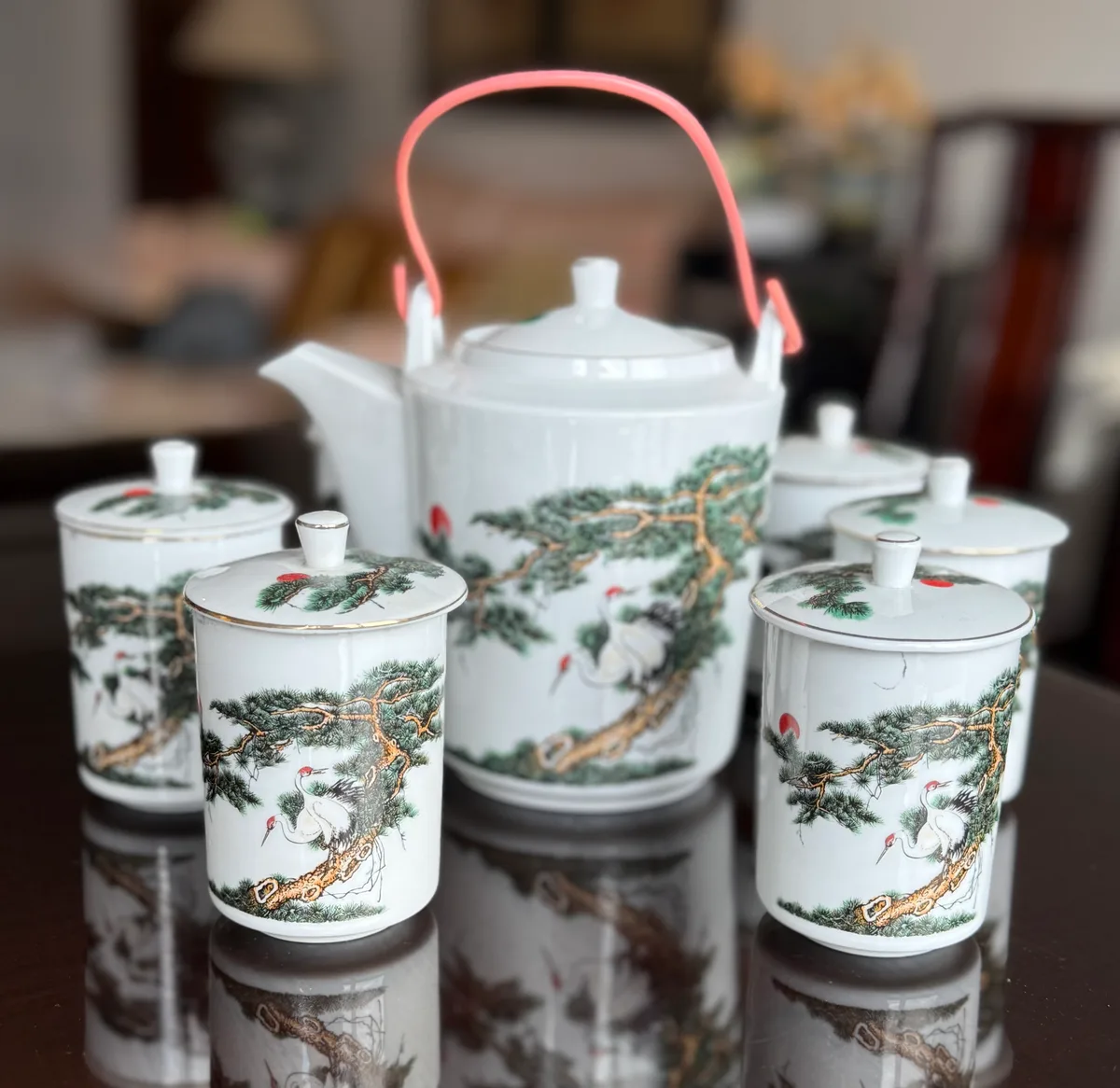 Serviço chinês de chá em porcelana, grous e pinheiro: bule e seis chávenas com tampa, 1984