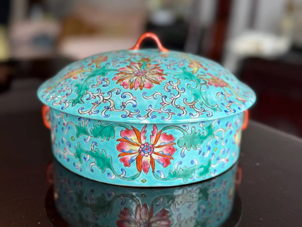 Caixa chinesa redonda com tampa em porcelana famille rose, fundo turquesa e lótus, 22 cm