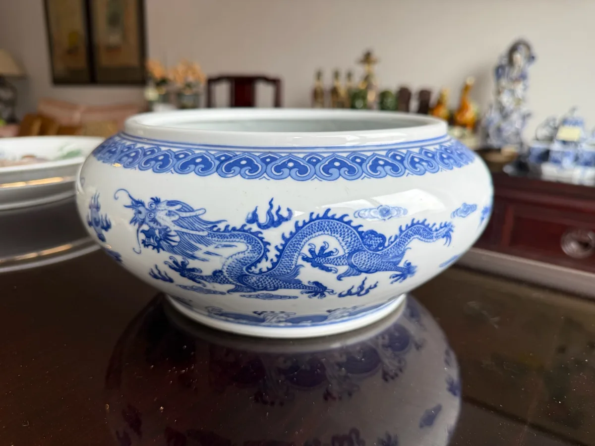 Incensário chinês em porcelana azul e branca com dragões, também taça para peixes