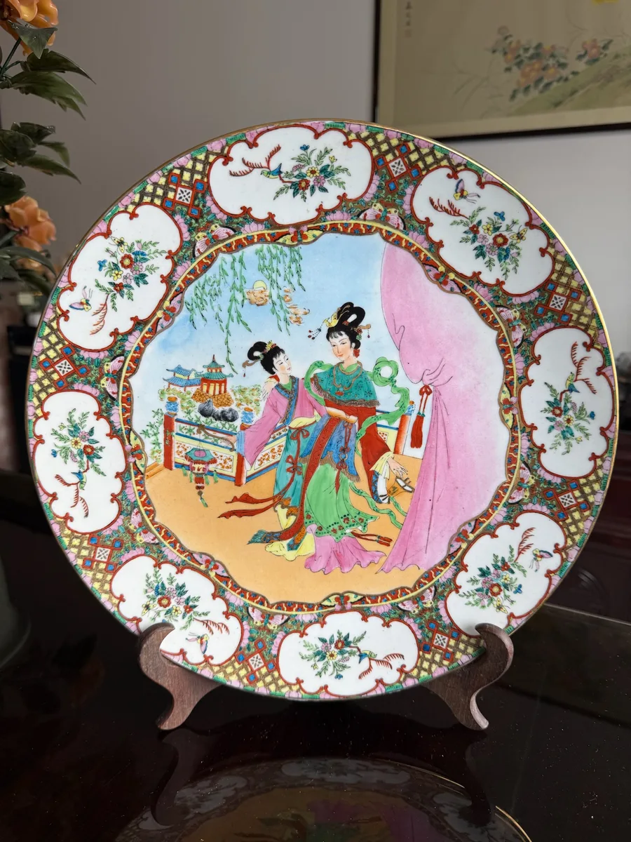 Prato chinês famille rose com damas no terraço, cercadura de medalhões, 33 cm