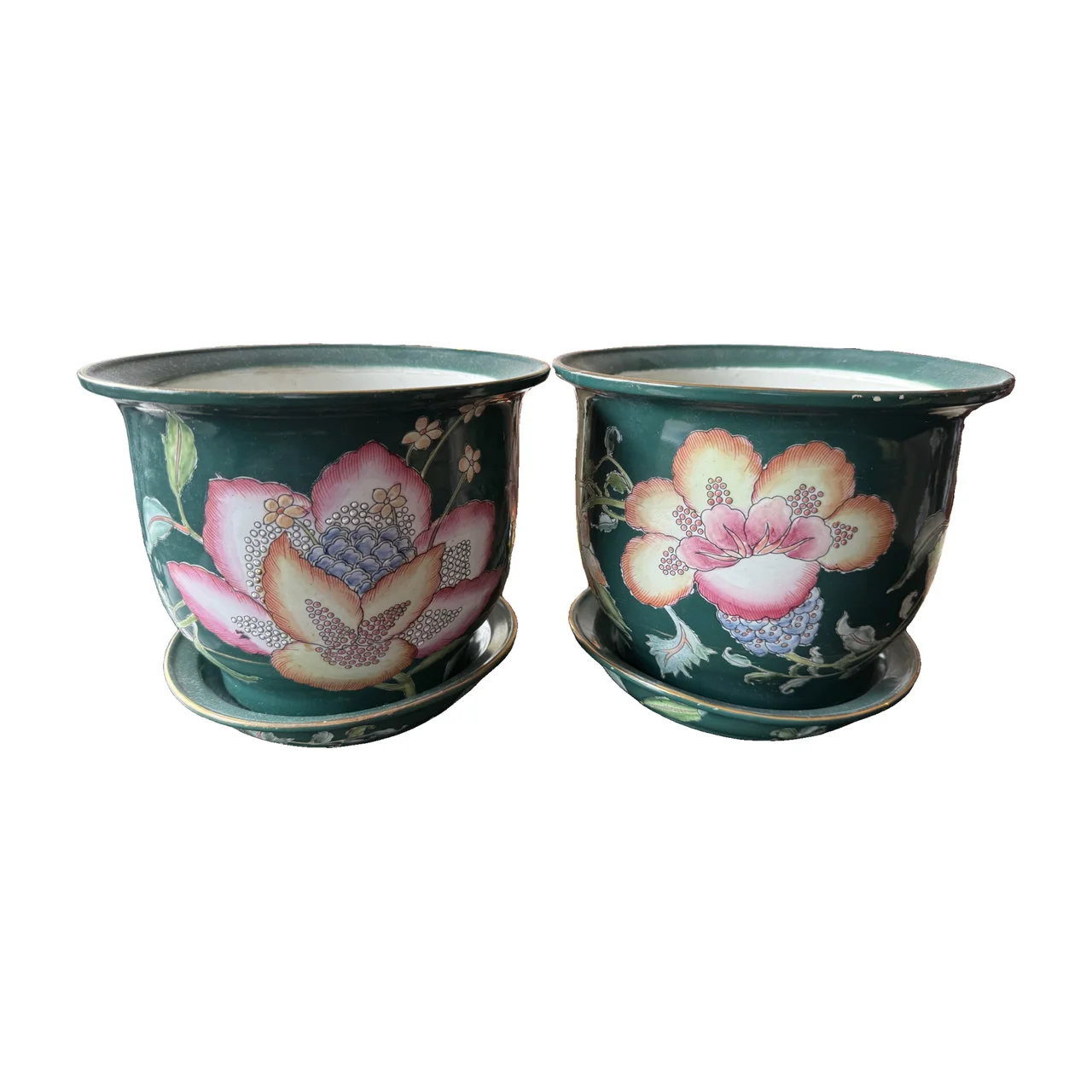 Par de jardineiras chinesas em porcelana verde com peónias famille rose, com pratos