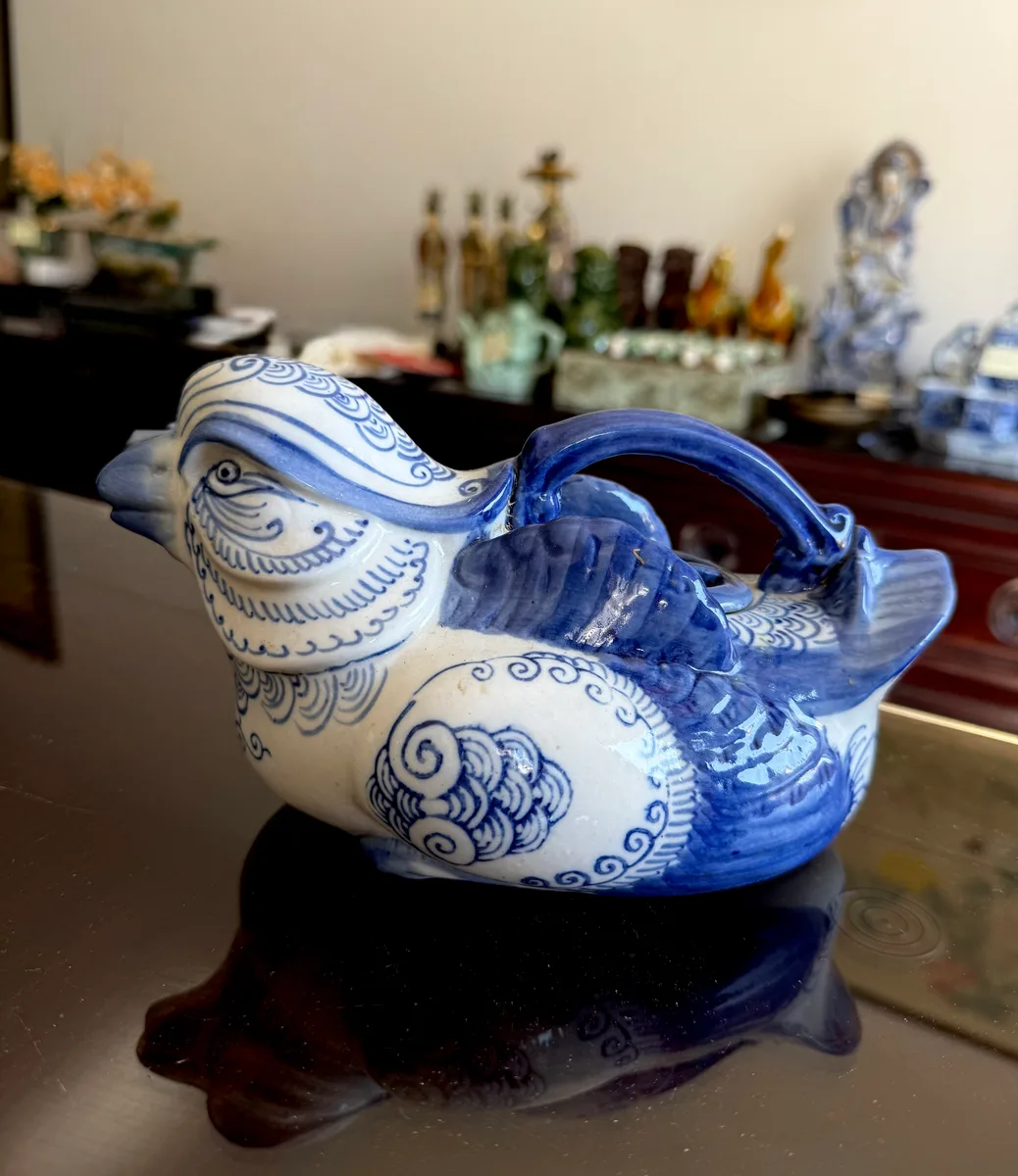 Recipiente chinês em porcelana azul e branca em forma de pato, também bule