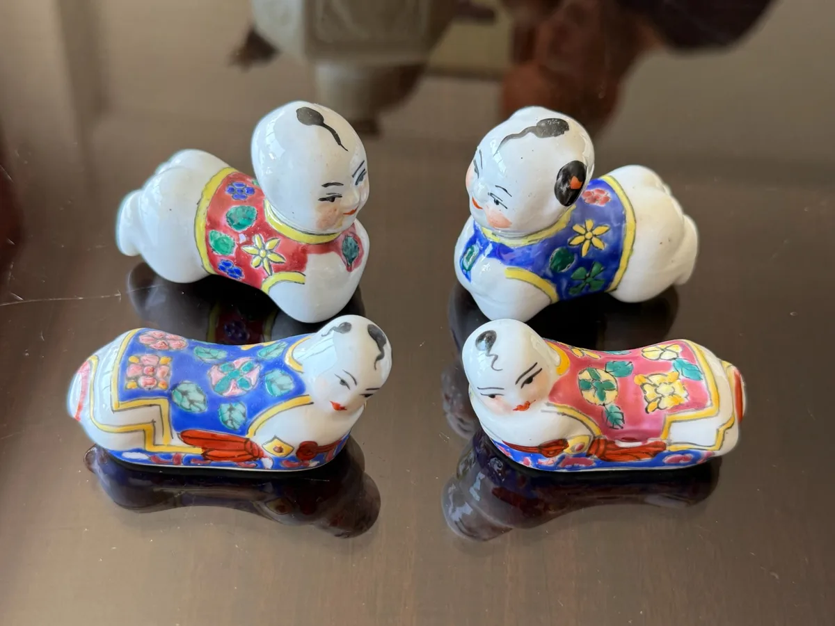 Conjunto de quatro descansos de pauzinhos chineses em porcelana, meninos deitados