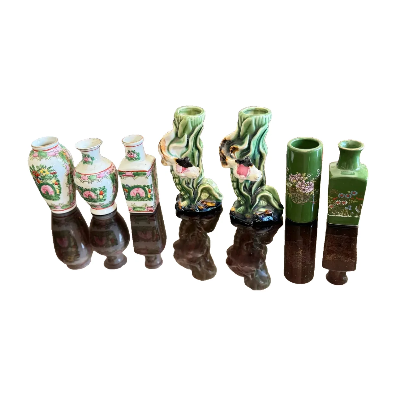 Conjunto de sete jarras chinesas em miniatura, famille rose e vidrados de cor