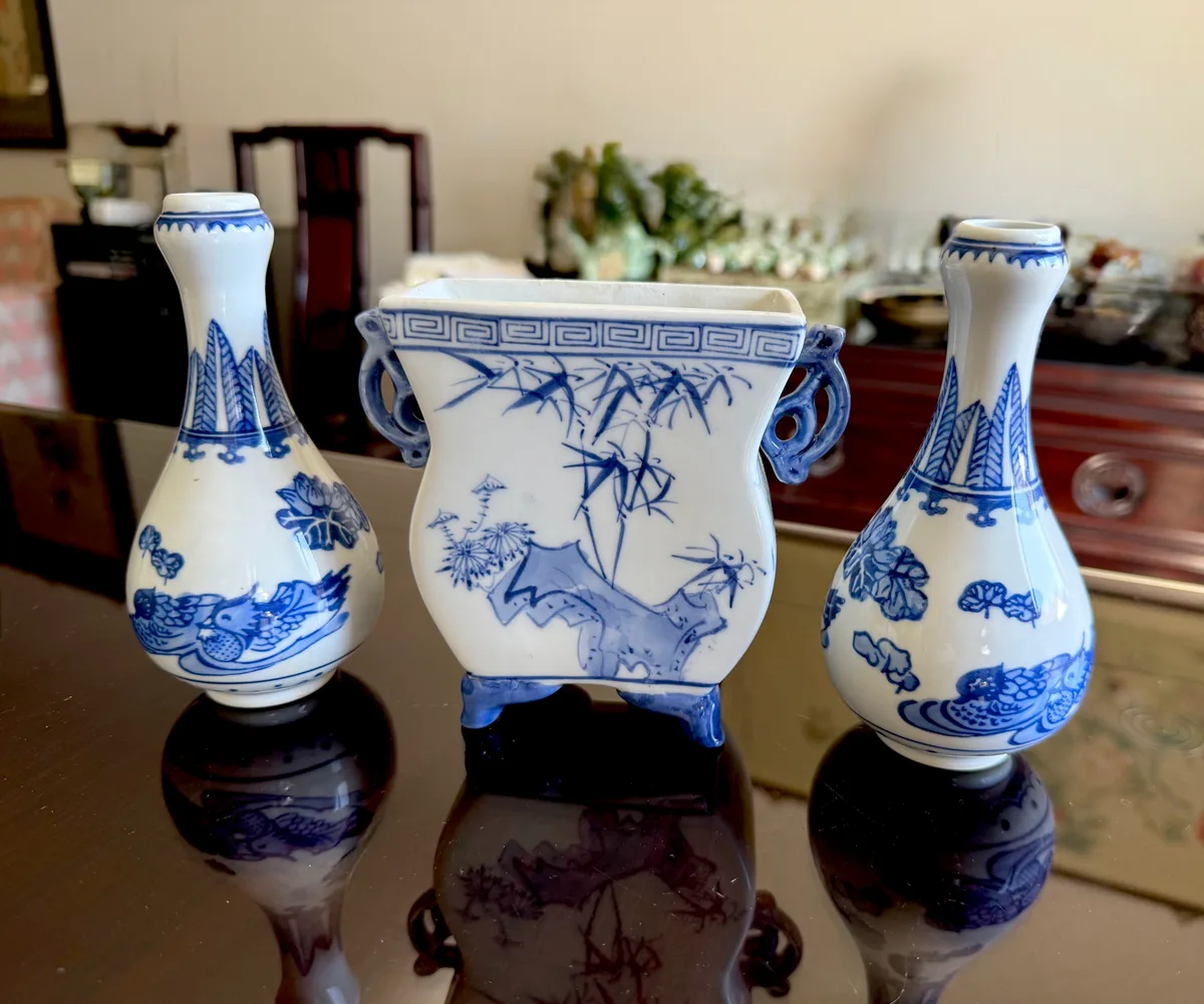 Conjunto chinês de três peças em porcelana azul e branca: par de jarras e jardineira