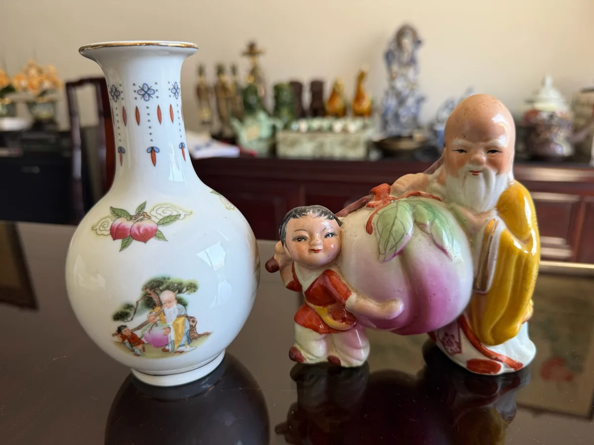 Conjunto chinês da Longevidade: jarra famille rose e figura de Shou Lao, 17 cm