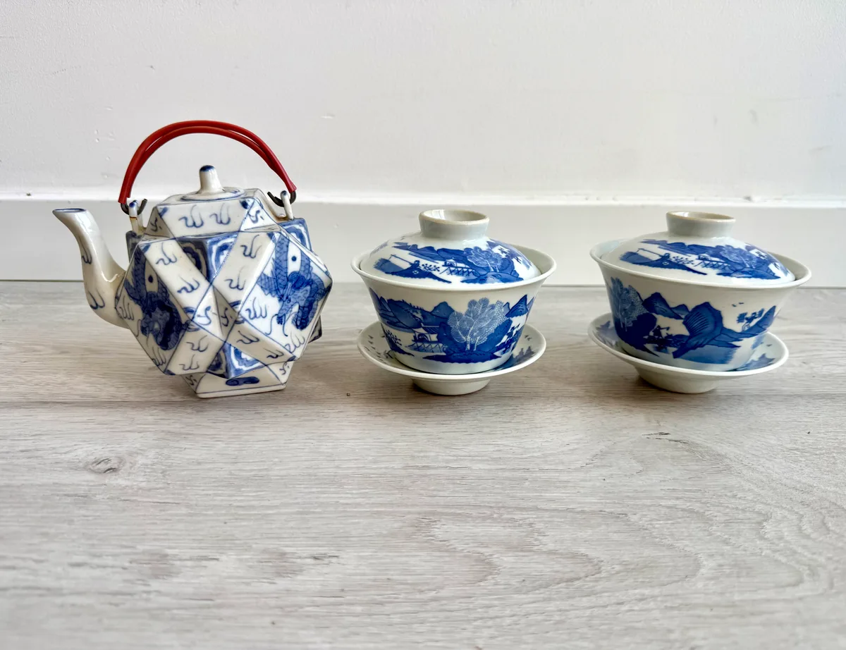 Bule chinês facetado em porcelana azul e branca com dragões e dois gaiwan