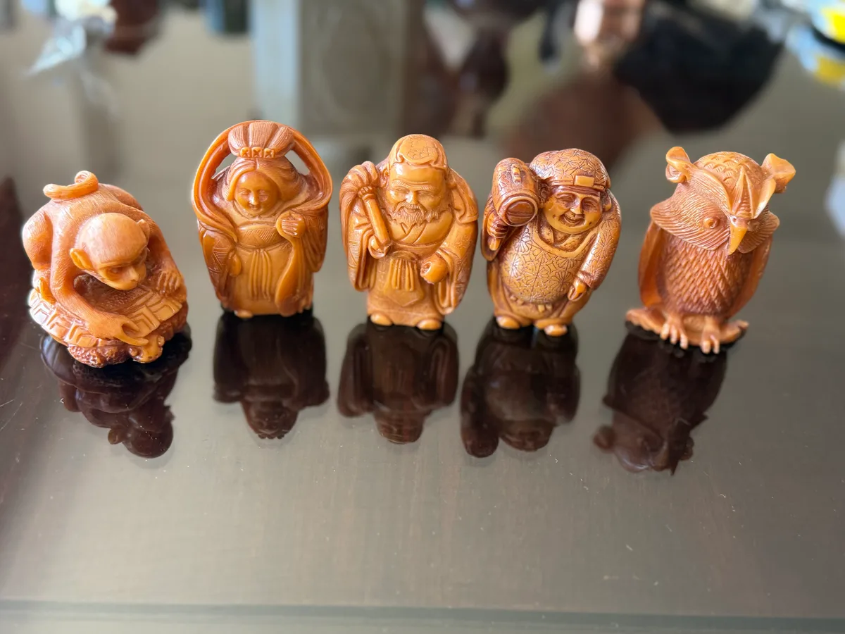 Conjunto de cinco figuras orientais entalhadas ao gosto netsuke, 7 cm