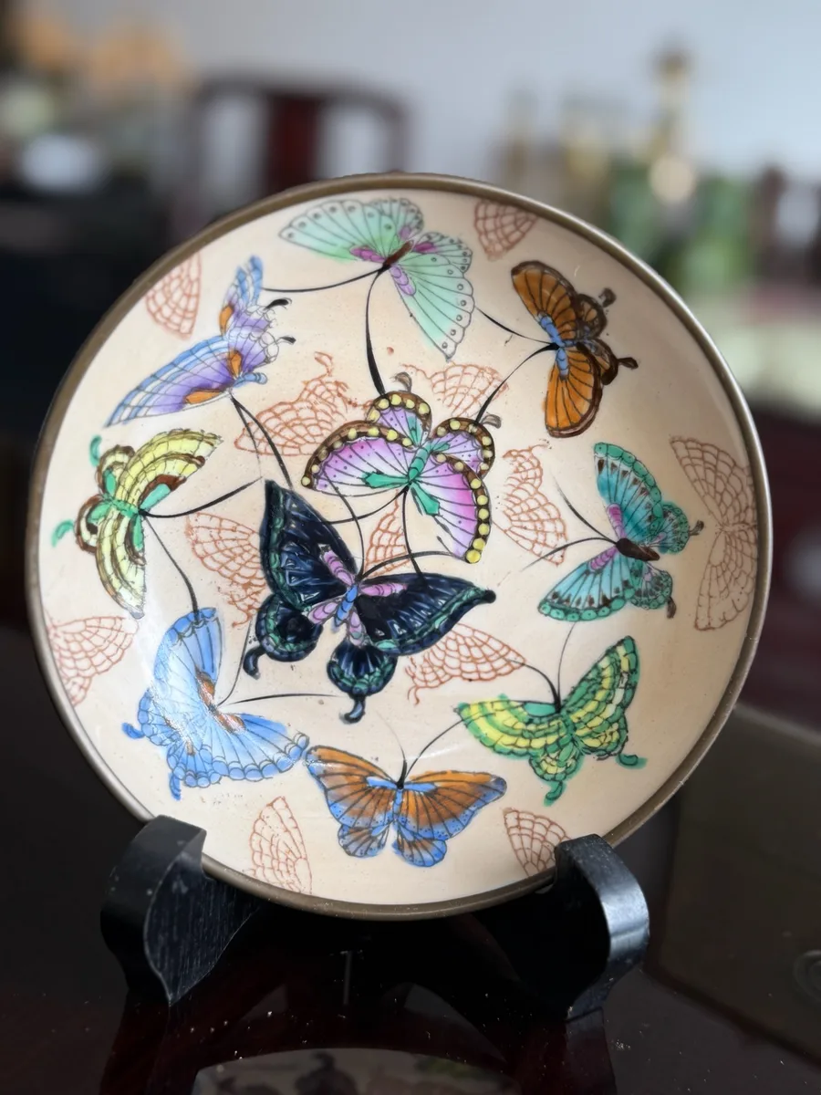 Par de pratos chineses em porcelana com aros em latão, borboletas e peónias, 15 cm