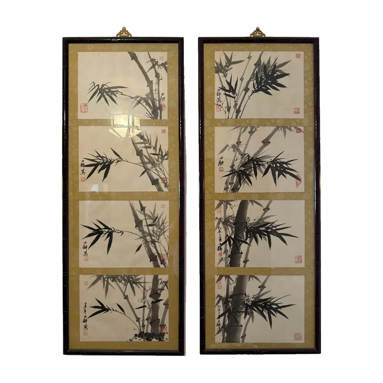 Quatro pinturas chinesas de bambu a tinta sobre brocado dourado, emolduradas (painel esquerdo do par)